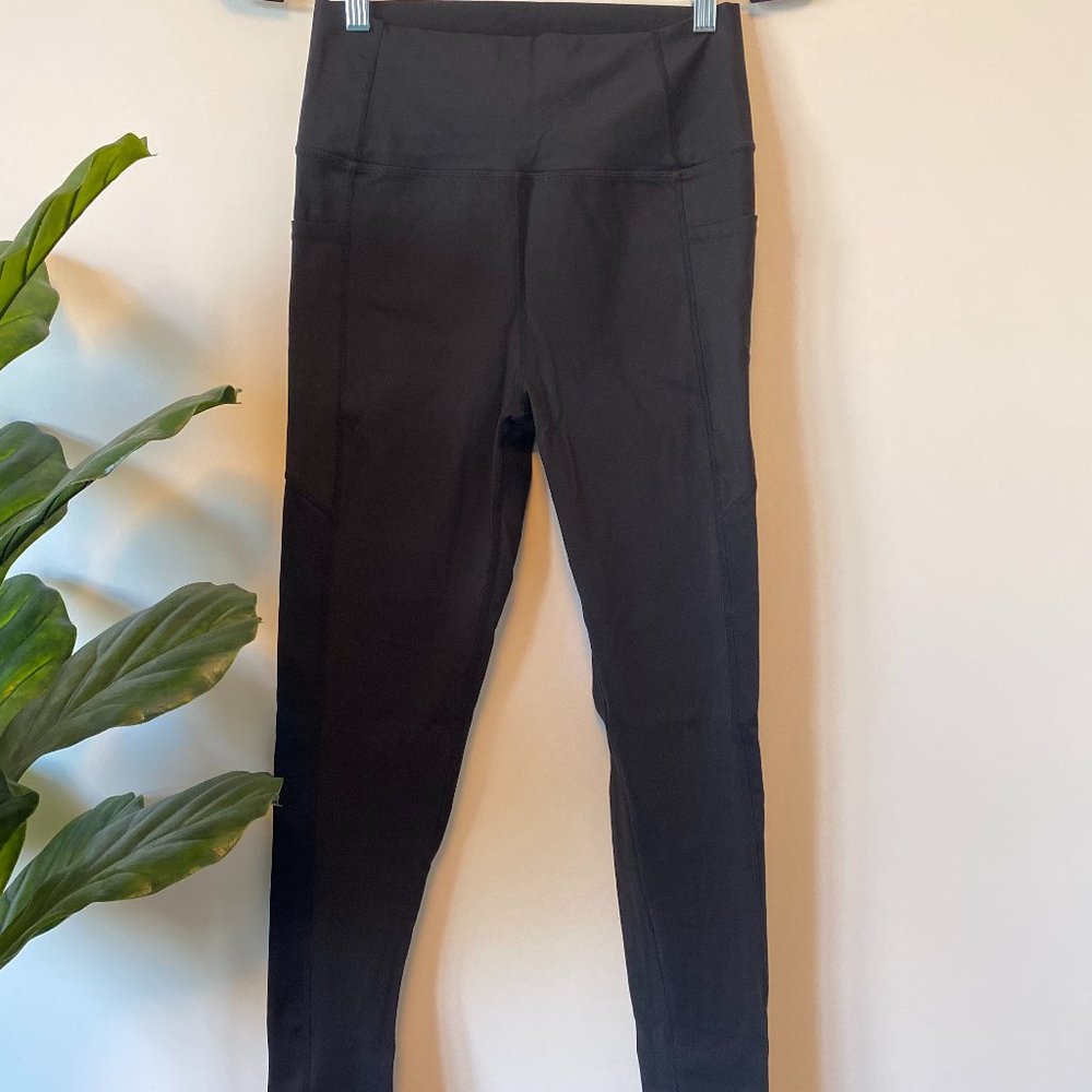 black workout leggings with side pockets